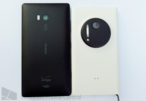 Lumia 929 viiden tuuman näytöllään on hieman kookkaampi kuin 4,5 tuuman näytöllä varustettu Lumia 1020. Windows Phone Centralin kuva.
