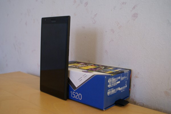 Nokia Lumia 1520 -älypuhelin sekä sen myyntipakkaus