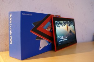 Nokia Lumia 2520 ja sen myyntipakkaus