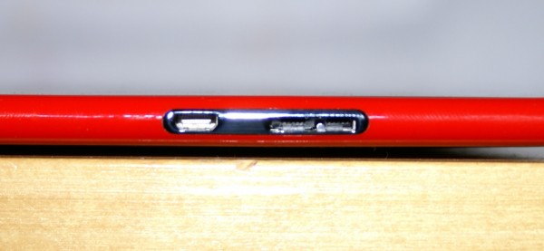 Laitteen oikeasta reunasta löytyy microUSB 3.0 -portti ja mini-HDMI-portti
