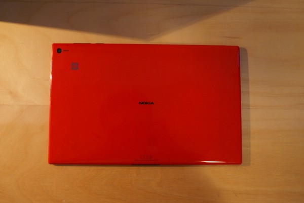 Nokia Lumia 2520 takaa