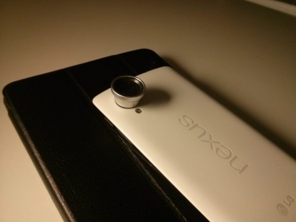Nexus 5 ja magneetilla kiinnittynyt lisälinssi