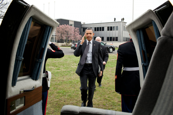 Barack Obama kantaa kuvassa toisen sukupolven iPadia