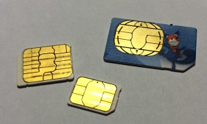 Vanha iso SIM-kortti, keskikokoinen micro-SIM sekä joukon pienin, nano-SIM