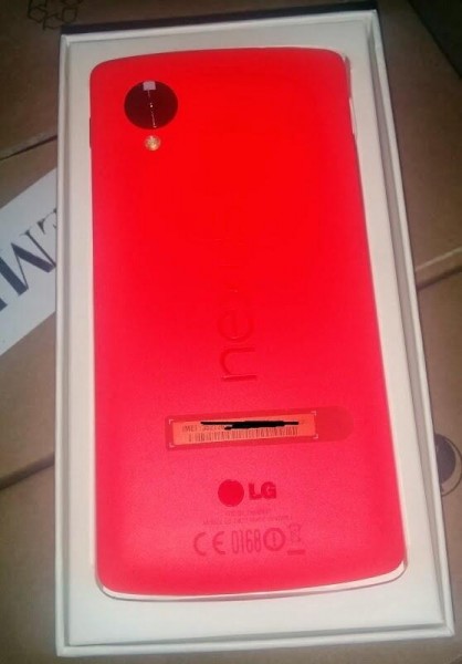 Vuotokuva Google Nexus 5:n punaisesta versiosta