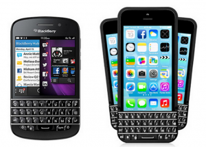 Vasemmalla BlackBerry Q10 ja oikealla Typon näppäimistöllä varustettu iPhone