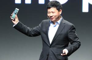 Huawei-pomo Richard Yu esittelemässä uutuuslaitetta CES-messuilla