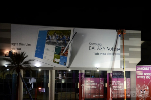Samsungin Galaxy Note PRO -mainosbanneri CESissä The Vergen kuvassa
