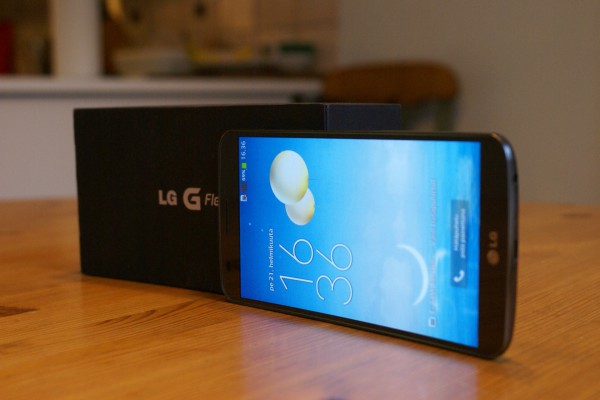 LG G Flex ja sen myyntipakkaus