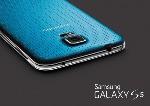 Samsung Galaxy S5:ssä on 16 megapikselin kamera ja kuvausvalon vieressä sykemittarin anturi