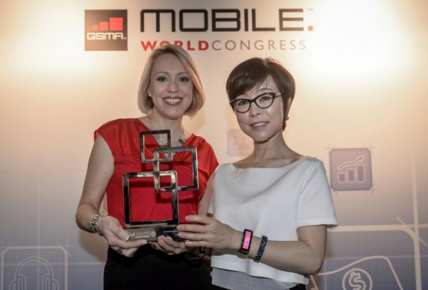 Samsungin mobiiliyksikön markkinointijohtaja Younghee Lee (oikealla) otti vastaan palkinnon