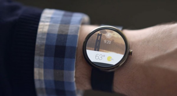 Kuvankaappaus Googlen Android Wear -esittelyvideolta konseptilaitteesta