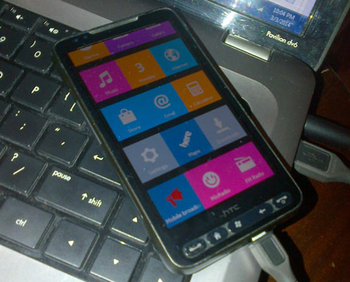 Nokia X:n käyttöliittymä portattuna vanhalle HTC HD2 -älypuhelimelle