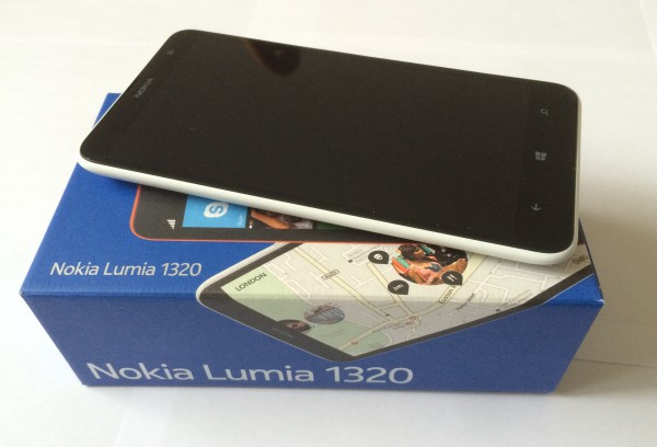 Nokia Lumia 1320 ja sen myyntipakkaus