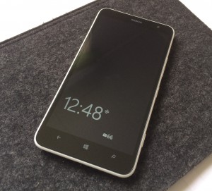 Nokia Lumia 1320 ja vilkaisunäytön tiedot