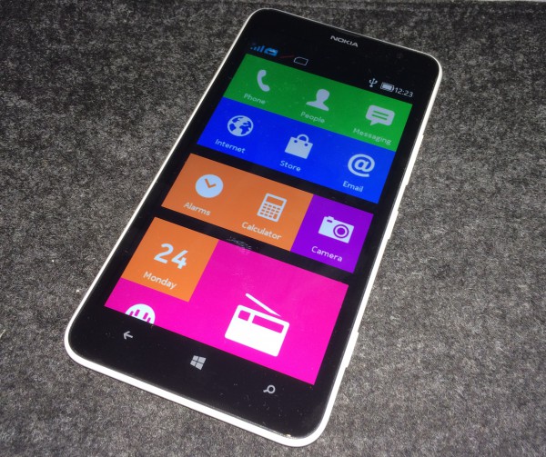 Nokia X interface -sovellus toiminnassa Nokian Lumia 1320 -Windows-puhelimessa