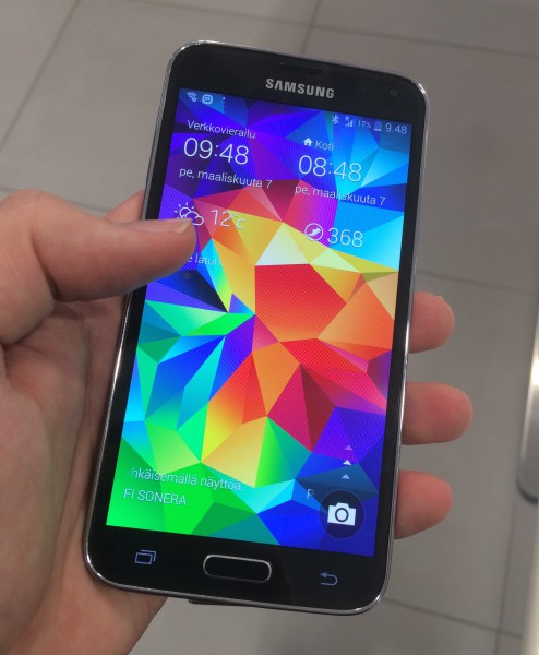 Samsung Galaxy S5:n näyttö on edelleen vakuuttava: Super AMOLED tekee väreistä eläviä ja rikkaita