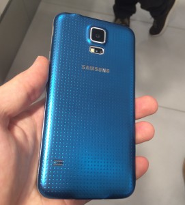 Galaxy S5:n takakuoressa Samsung käyttää nyt uutta pistemäistä tekstuuria - takaa löytyy myös kameran ohella kuvausvalon vierestä sykemittarin anturi