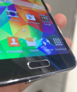 Kotinäppäimen yhteyteen Samsung on tuonut nyt sormejälkitunnistimen. Ulkoisesti sitä ei kyllä huomaa.