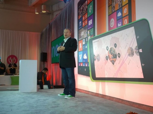 Nokian ex-toimitusjohtaja, joka siirtyy puhelinliiketoiminnan mukana Microsoftille laitekehityksen johtoon, esiintyi Lumia-väreihin sopivissa vihreissä Converseissa