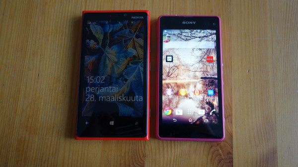 Oikealla Sony Xperia Z1 Compact ja vasemmalla 0,2 tuumaa suuremmalla näytöllä varustettu Nokia Lumia 920