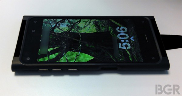 Amazonin ensimmäinen älypuhelin lisäkuorella suojattuna BGR:n kuvassa