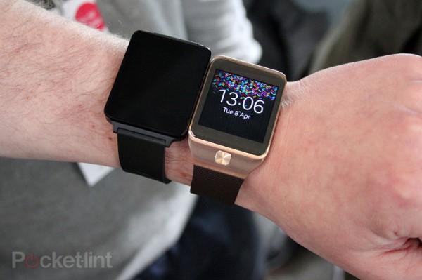 LG G Watch vasemmalla ja Samsungin Galaxy Gear 2 oikealla Pocket-Lintin kuvassa