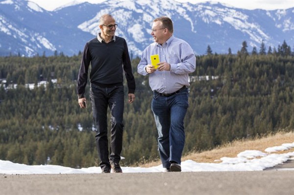 Microsoftin pääjohtaja Satya Nadella sekä Nokialta Microsoftille laitekehityksen johtajaksi siirtyvä Stephen Elop
