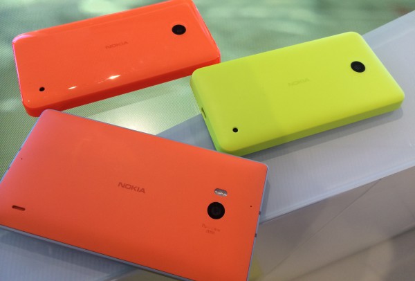 4G LTE -verkkoyhteyttä tukeva Lumia 635 on kiiltäväkuorinen vakiona, Kuvassa keltaisena esiintyvässä Lumia 630:ssä on mattapintaiset kuoret. Lisäksi alimpana oranssi Lumia 930.