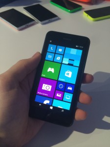 Tässä Lumia 630:ssä puolestaan on valittuna vain vanhaan tyyliin kaksi saraketta keskikokoisia tapahtumaruutuja. Pienemmillä näytöillä varustetuissa puhelimissa Windows Phone 8.1 antaa valita ruutujen paikkojen määrän asetuksista kahden vaihtoehdon väliltä.
