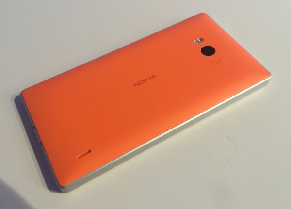 Lumia 930:n muotoilu on eleettömän tyylikästä - ja oranssi väri jälleen erottuu pirteästi joukosta