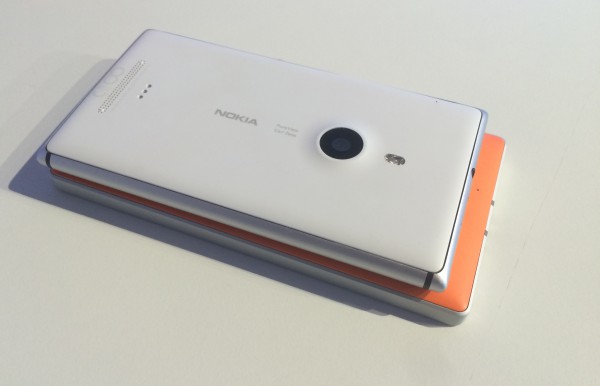 Lumia 930:ssä on kuvassa päällä olevaan Lumia 925:een nähden on puoli tuumaa kookkaampi ja tarkempi näyttö, parempi kamera ja integroitu langaton lataus. Lumia 930 on jonkin verran paksumpi, mutta muuten ei juurikaan isompi.
