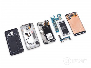 Samsung Galaxy S5 purettuna palasiin iFixitin toimesta