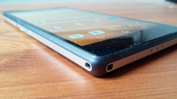 Sony Xperia Z2:n reunoja pitkin kulkee hopeanharmaa raita. Vasemmassa alakulmassa olevat reiät taasen mahdollistaa rannenauhan laittamisen valokuvaamista varten.