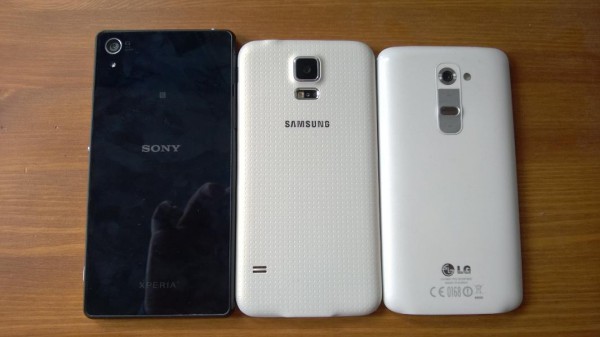 LG:n G2 puhelin on kolmikon pienin laite, vaikka kummassakaan kilpailijassa ei ole suurempaa näyttöä.