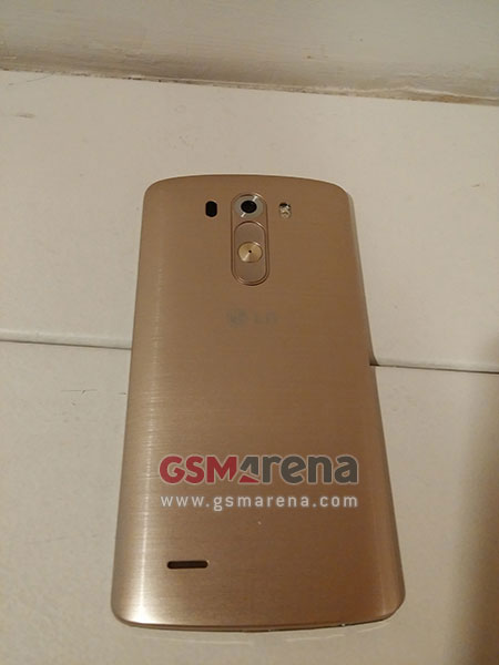 LG G3 takaa kultaisena värivaihtoehtona GSMArenan julkaisemassa kuvassa