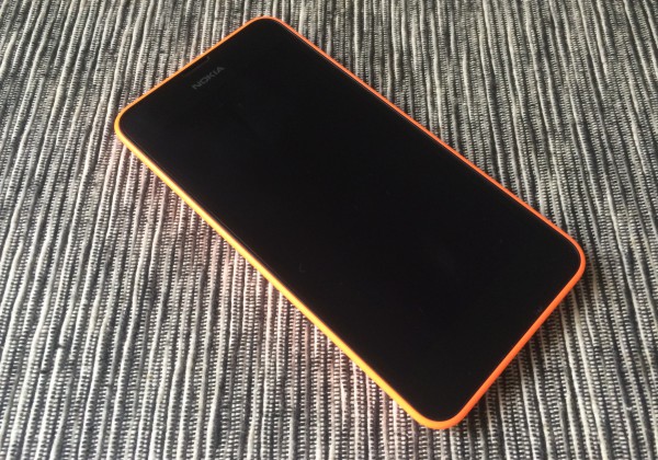 Lumia 630 on Nokia-logoa lukuun ottamatta täysin musta etupuoletaan näytön ollessa sammutettuna