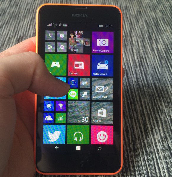 Lumia 630:tä on hyvä käyttää: puhelin istuu käteen ja näyttö ei ole liian pieni tai liian suuri