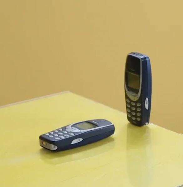 Kuvankaappaus Microsoftin julkaisemalta Vine-videolta: Nokian 3310-puhelimista lähtee liikkeelle dominoketjureaktio