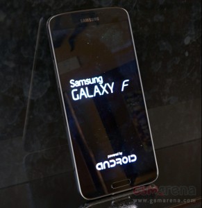 Samsung Galaxy F aloitusruutuineen vuotokuvassa