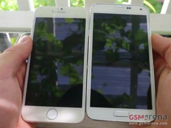 Kuvassa väitetty iPhone 6 Samsungin Galaxy S5:n rinnalla