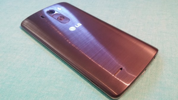 LG G3:n takakansi on irroitettavissa ja se näyttää täysin harjatulta alumiinilta - mitä se ei todellisuudessa ole