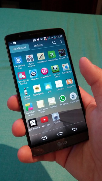 LG G3 tuntuu suurelta kädessä, mutta ei kuitenkaan aivan mahdottomalta