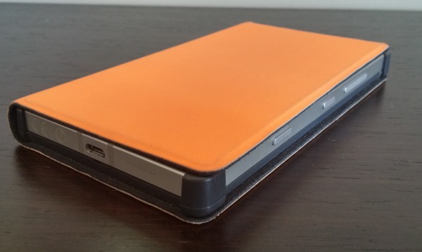 Nokian Flip Cover -tyyppinen suojakuori on yhtä räikeän oranssi kuin itse puhelinkin - ainakin puhelimen huomaa vai mitä?