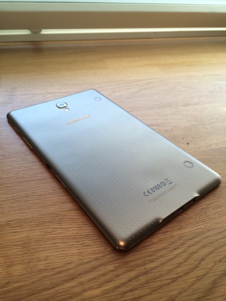 Samsung Galaxy Tab S 8.4:n pehmeä, muovinen takakansi