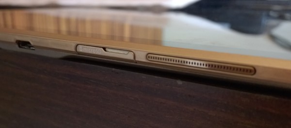 Galaxy Tab S 10.5:n oikeasta laidasta löytyy toinen stereokaiuttimista, microSD-muistikorttipaikka sekä microUSD-portti