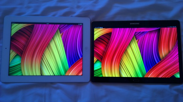 Vasemmalla Applen 4. sukupolven iPad ja oikealla Samsung Galaxy Tab 10.5. Näyttöjen värientoisossa on huikea ero - todellisuudessa ero on vielä suurempi kuin kuvassa