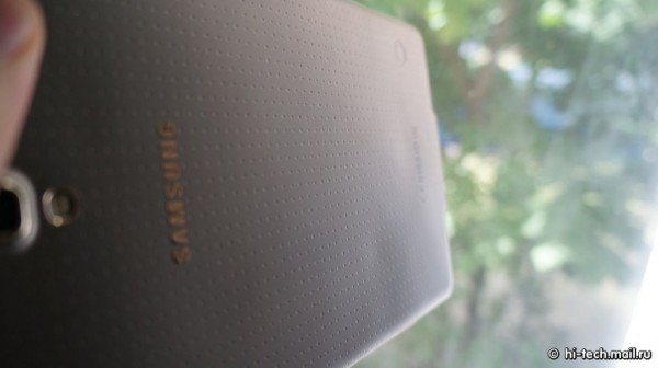 Kuumentuneen Samsung Galaxy Tab S 8.4:n vääntynyt takakansi