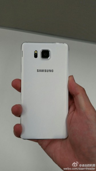 Vuotokuvassa valkoinen Samsung Galaxy Alpha