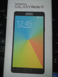 Vuotokuva Samsung Galaxy Note 4:n myyntipakkauksesta